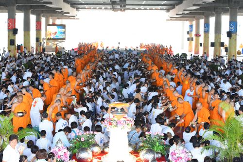 ภาพ No.38067:ตักบาตรพระบวชแสนเข้าพรรษา