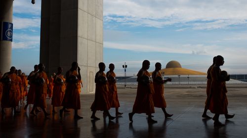 ภาพ No.38034:ตักบาตรพระบวชแสนเข้าพรรษา