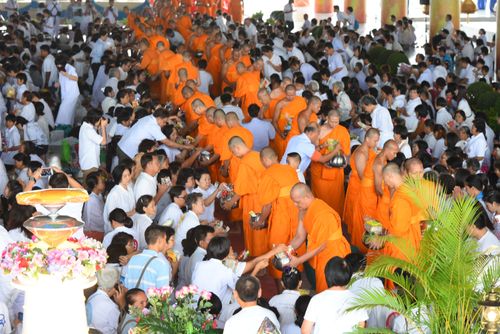 ภาพ No.38068:ตักบาตรพระบวชแสนเข้าพรรษา