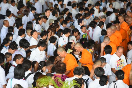 ภาพ No.38069:ตักบาตรพระบวชแสนเข้าพรรษา