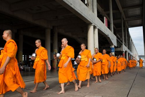 ภาพ No.38033:ตักบาตรพระบวชแสนเข้าพรรษา