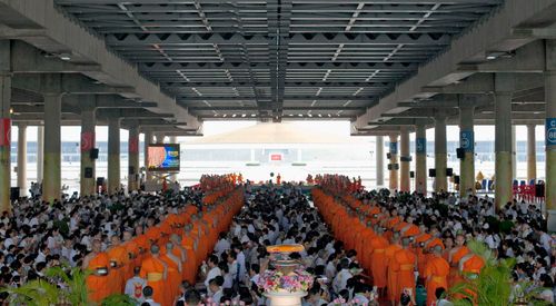 ภาพ No.38006:ตักบาตรพระบวชแสนเข้าพรรษา