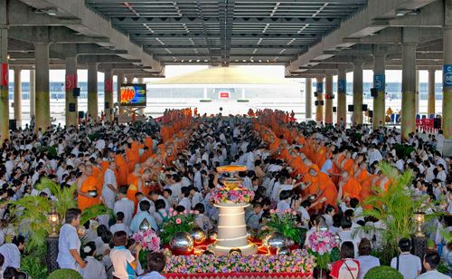 ภาพ No.38008:ตักบาตรพระบวชแสนเข้าพรรษา