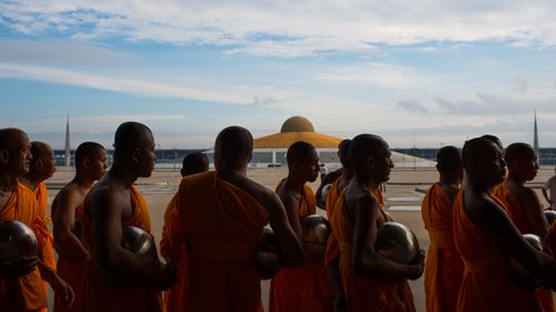 ภาพ No.38041:ตักบาตรพระบวชแสนเข้าพรรษา