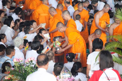 ตักบาตรพระบวชแสนเข้าพรรษา