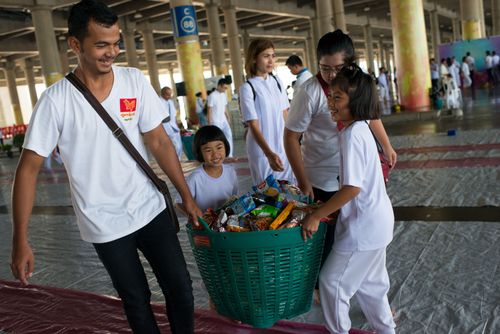 ภาพ No.38037:ตักบาตรพระบวชแสนเข้าพรรษา
