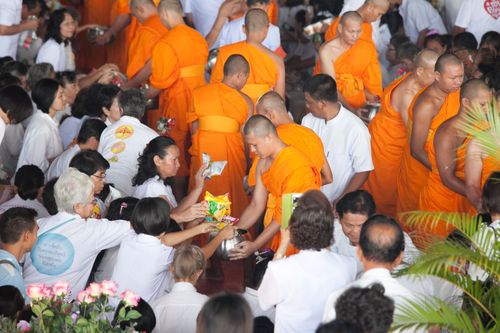 ภาพ No.38009:ตักบาตรพระบวชแสนเข้าพรรษา