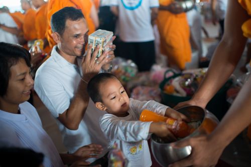 ภาพ No.38042:ตักบาตรพระบวชแสนเข้าพรรษา