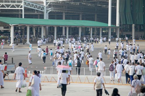 ภาพ No.38007:ตักบาตรพระบวชแสนเข้าพรรษา