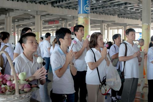 ภาพ No.38011:ตักบาตรพระบวชแสนเข้าพรรษา