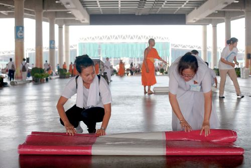 ภาพ No.38013:ตักบาตรพระบวชแสนเข้าพรรษา