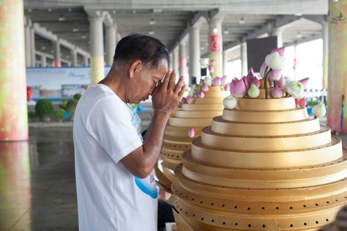 ภาพ No.38018:ตักบาตรพระบวชแสนเข้าพรรษา