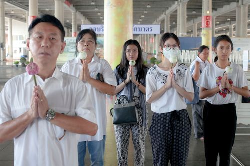 ภาพ No.38019:ตักบาตรพระบวชแสนเข้าพรรษา