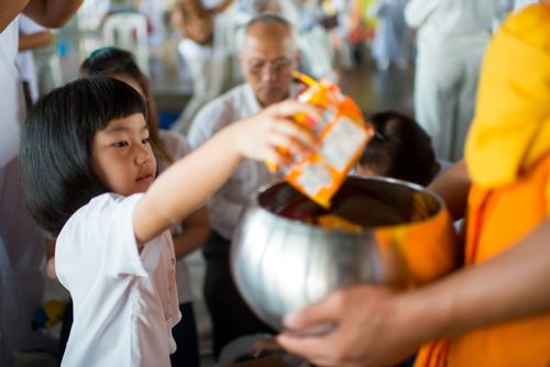 ภาพ No.38040:ตักบาตรพระบวชแสนเข้าพรรษา