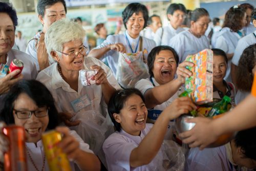 ภาพ No.38043:ตักบาตรพระบวชแสนเข้าพรรษา