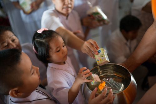 ภาพ No.38070:ตักบาตรพระบวชแสนเข้าพรรษา