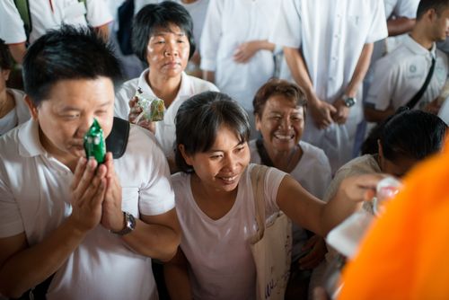 ภาพ No.38044:ตักบาตรพระบวชแสนเข้าพรรษา