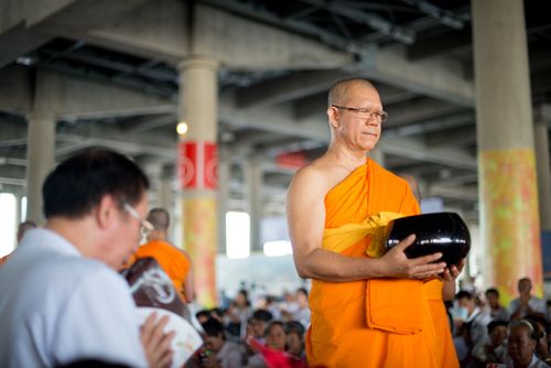 ภาพ No.38050:ตักบาตรพระบวชแสนเข้าพรรษา