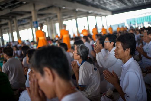 ภาพ No.38045:ตักบาตรพระบวชแสนเข้าพรรษา