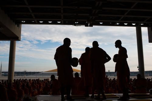 ภาพ No.38046:ตักบาตรพระบวชแสนเข้าพรรษา