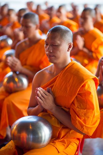 ภาพ No.38048:ตักบาตรพระบวชแสนเข้าพรรษา