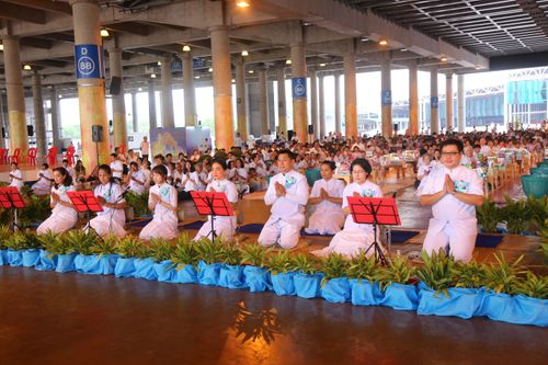 ภาพ No.38024:ตักบาตรพระบวชแสนเข้าพรรษา