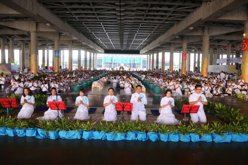 ภาพ No.38020:ตักบาตรพระบวชแสนเข้าพรรษา