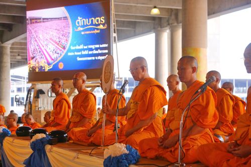 ภาพ No.38021:ตักบาตรพระบวชแสนเข้าพรรษา