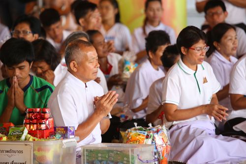 ภาพ No.38023:ตักบาตรพระบวชแสนเข้าพรรษา