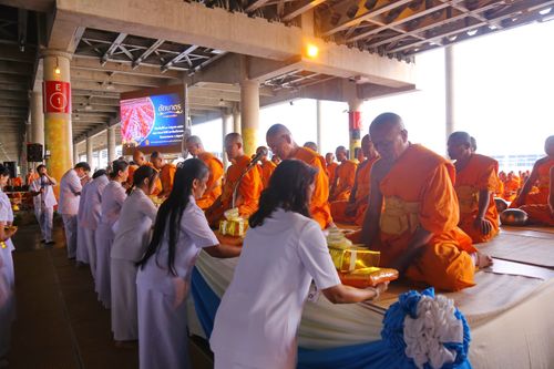 ภาพ No.38026:ตักบาตรพระบวชแสนเข้าพรรษา