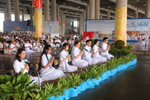 ภาพ No.38027:ตักบาตรพระบวชแสนเข้าพรรษา