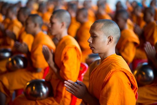 ภาพ No.38051:ตักบาตรพระบวชแสนเข้าพรรษา