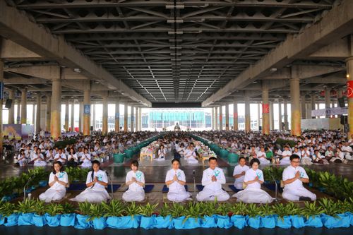 ภาพ No.38031:ตักบาตรพระบวชแสนเข้าพรรษา