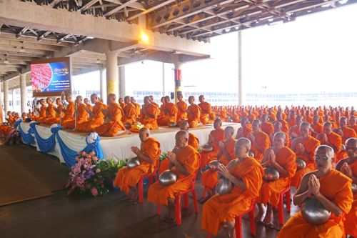 ภาพ No.38035:ตักบาตรพระบวชแสนเข้าพรรษา