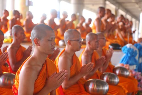 ภาพ No.38028:ตักบาตรพระบวชแสนเข้าพรรษา