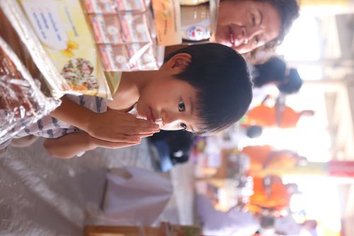 ภาพ No.38030:ตักบาตรพระบวชแสนเข้าพรรษา