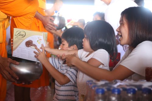 ภาพ No.38029:ตักบาตรพระบวชแสนเข้าพรรษา