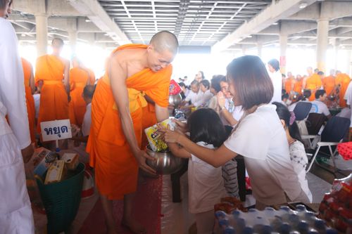 ภาพ No.38032:ตักบาตรพระบวชแสนเข้าพรรษา