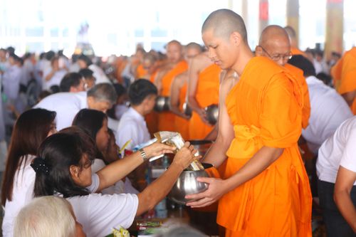 ภาพ No.38036:ตักบาตรพระบวชแสนเข้าพรรษา
