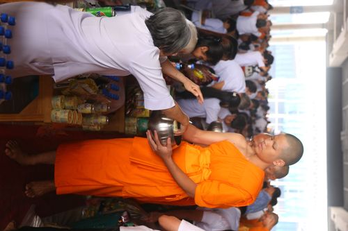 ภาพ No.38038:ตักบาตรพระบวชแสนเข้าพรรษา