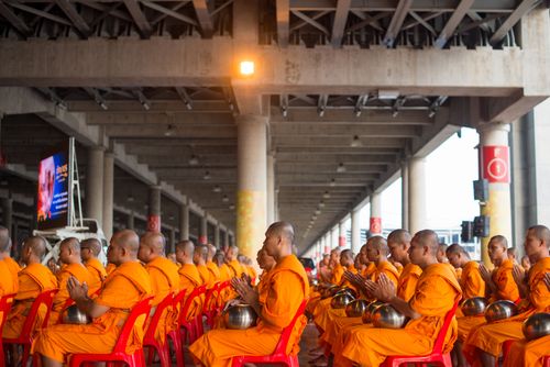 ภาพ No.38052:ตักบาตรพระบวชแสนเข้าพรรษา