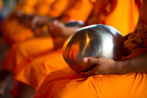 ภาพ No.38056:ตักบาตรพระบวชแสนเข้าพรรษา