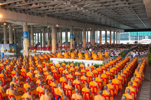 ภาพ No.38055:ตักบาตรพระบวชแสนเข้าพรรษา