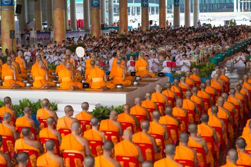 ภาพ No.38053:ตักบาตรพระบวชแสนเข้าพรรษา