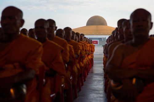 ภาพ No.38058:ตักบาตรพระบวชแสนเข้าพรรษา