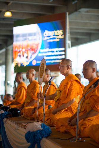 ภาพ No.38057:ตักบาตรพระบวชแสนเข้าพรรษา