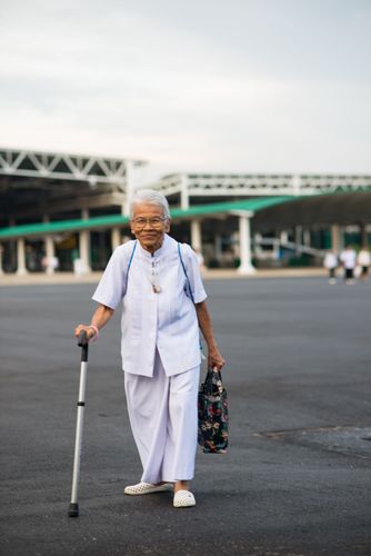 ภาพ No.38060:ตักบาตรพระบวชแสนเข้าพรรษา