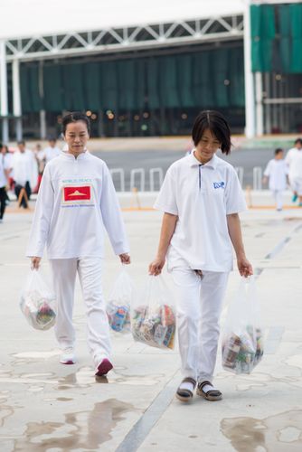 ภาพ No.38061:ตักบาตรพระบวชแสนเข้าพรรษา