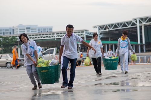 ภาพ No.38062:ตักบาตรพระบวชแสนเข้าพรรษา