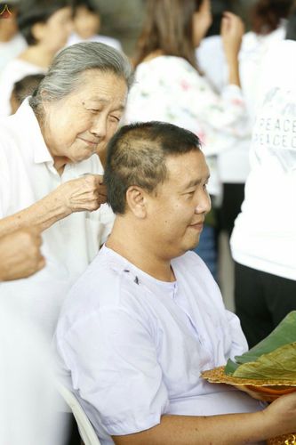 ภาพ No.25338:ประมวลภาพพิธีตัดปอยผมรุ่นบูชาธรรม 99 ปี วันครูผู้ค้นพบวิชชาธรรมกาย